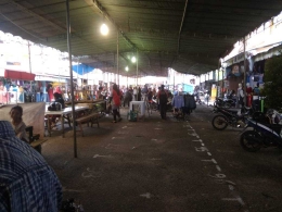 Foto Pasar beduk di Jl. Mr. Ass'at masih banyak lapak pedagang yang kosong (Dok. Pribadi)