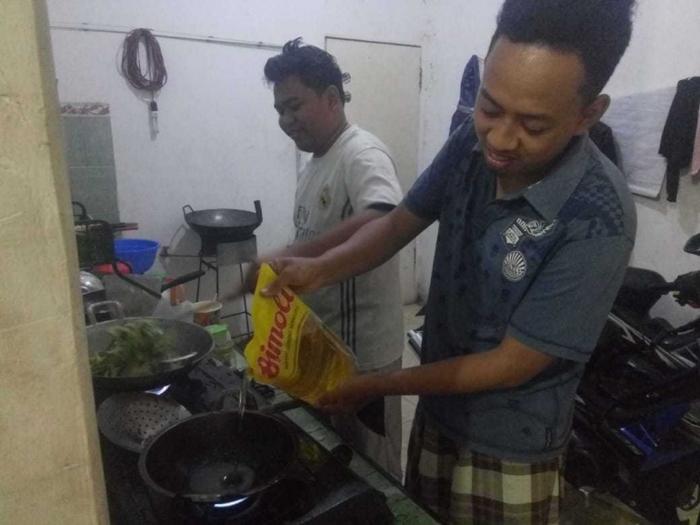 Masak bersama dipandu Chef Oles ahli masak di kontrakan dok. Pri