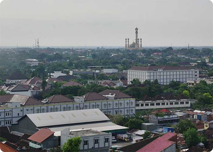 Empat menara tinggi Islamic Center dan suburban Mataram dari roof top Hotel Golden Palace. Dokpri