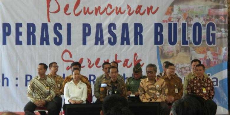 Bulog juga memiliki tugas untuk stabilisasi harga pangan. Salah satunya melalui operasi pasar saat harga melambung. Tampak Presiden Jokowi melepas operasi pasar yang digelar Bulog. Foto: kompas.com