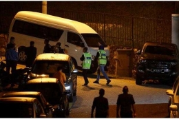 Poilisi melakukan penggeledahan di kediaman Najib Razak. Photo: Reuters