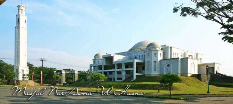 Masjid Nur Asmaul Husna (foto: the.saumatasuites.com)