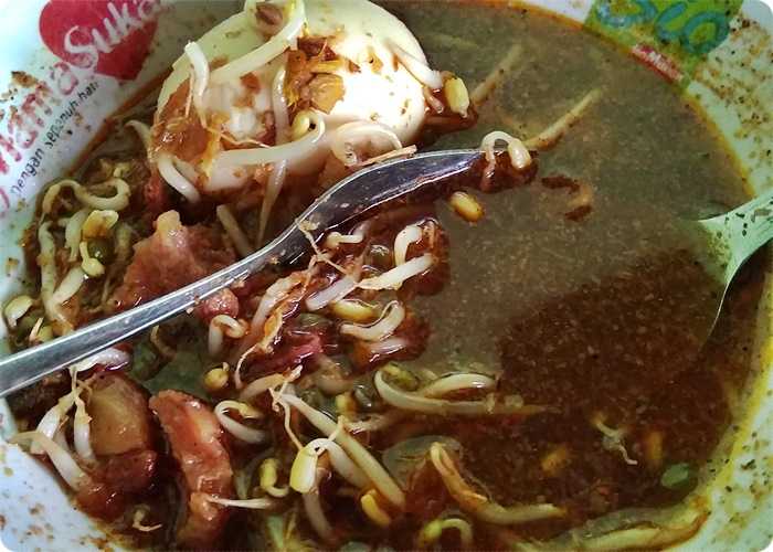 Soto daging sapi khas Sasak, di kota Masbagik Lombok Timur. Dokpri