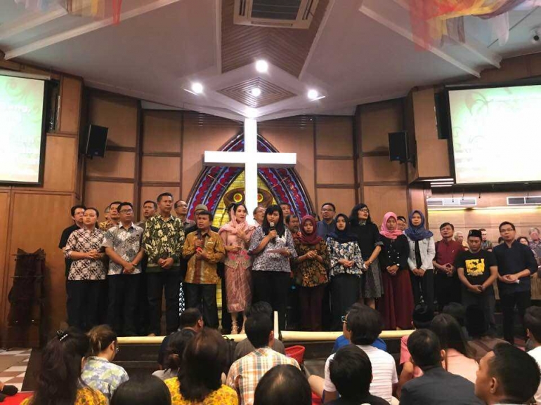 Para tokoh lintas agama saat memanjat doa bersama lintas iman untuk para korban bom gereja di Surabaya (foto: Penulis)