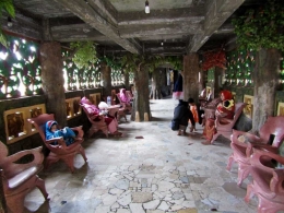 Ruang istirahat pengunjung di lantai 6 Masjid Tiban Turen Malang. - Dokumen Pribadi.