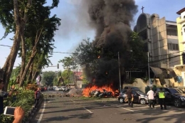 Kobaran api diduga dari bom bunuh diri di depan Gereja Pantekosta Pusat Surabaya (GPPS) Jl Arjuna, Kota Surabaya, Minggu (13/5/2018). Foto | Kompas.com