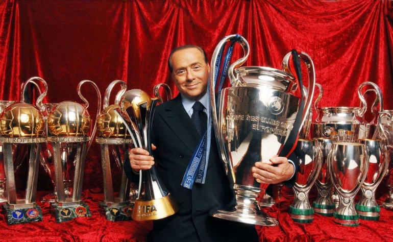 Berlusconi sadar betul potensi daya sepakbola. (gambar: umberbola.nikff6y.netdna-cdn.com)
