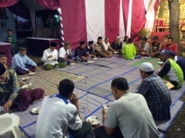 Makan bersama, makanan dibagikan mulai dari yang paling tua kemudian kepada yang muda (dok.pribadi)