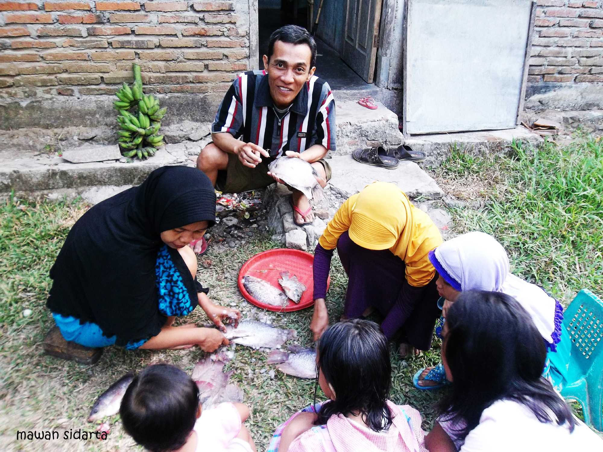 Membersihkan ikan gurame sebelum dimasak untuk bukber (dok.pri)
