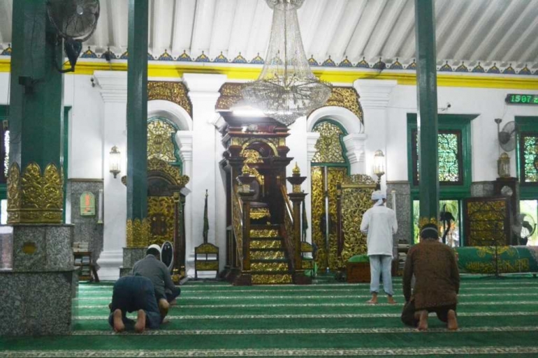 Mimbarnya. Tidak terlalu besar, namun megah dan khas. Foto milik pribadi.