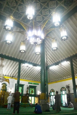 Lampunya mirip seperti yang ada di Masjid Nabawi, Madinah. Foto milik pribadi. 