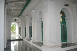 Bagian luarnya. Masjid Agung Palembang didominasi warna putih. Foto milik pribadi.
