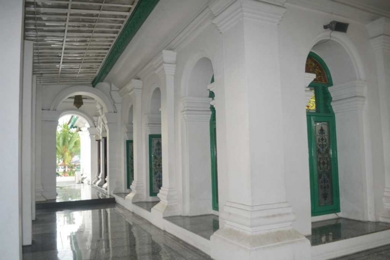 Bagian luarnya. Masjid Agung Palembang didominasi warna putih. Foto milik pribadi.