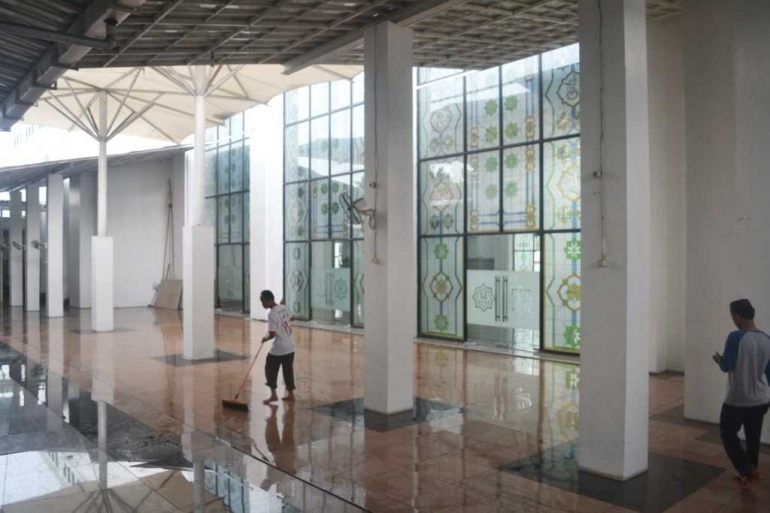 Gedung utamanya yang baru. Nampak petugas sedang bebersih. Foto milik pribadi.