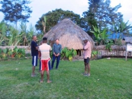 berbincang dengan suku di Lembah Baliem (JM)