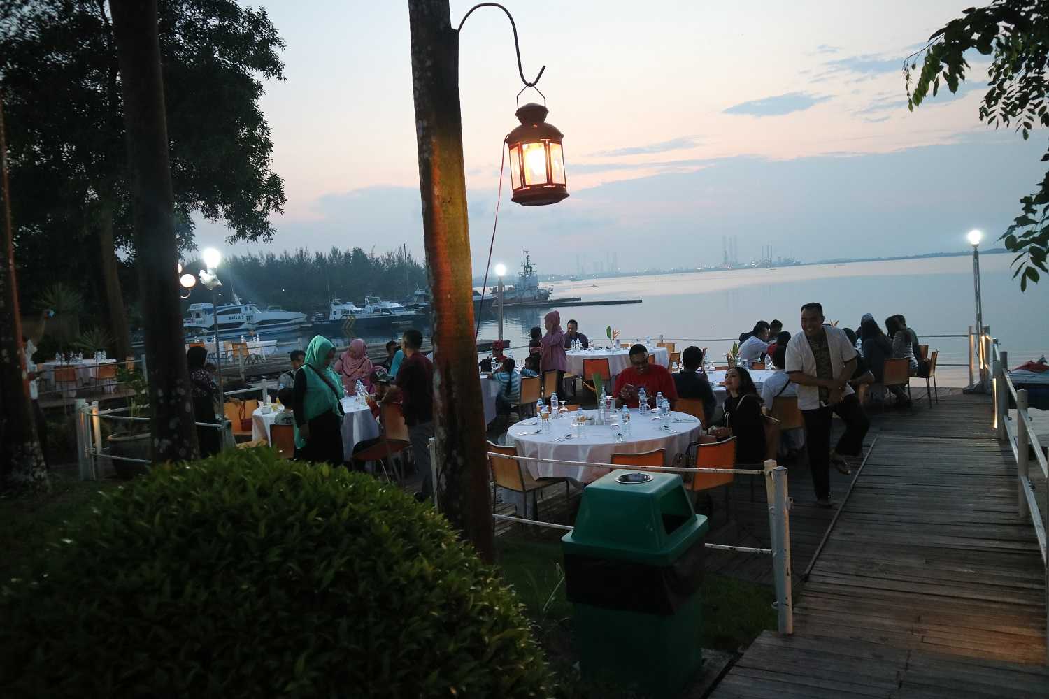 Berbuka puasa sambil melihat matahari tenggelam. | Dokumentasi Pribadi
