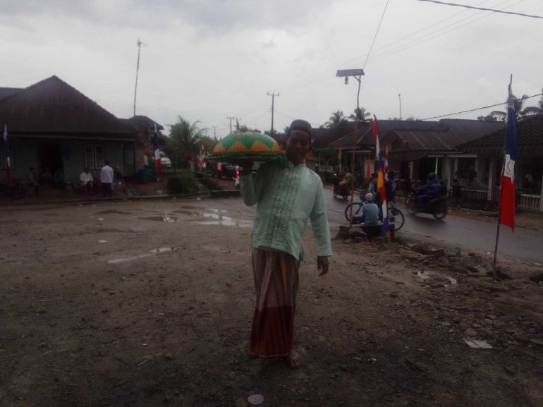 Warga membawadulang menuju masjid ( foto Rustian)