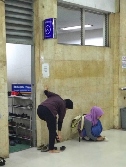 Mereka yang Pulang Terlambat Terpaksa Salat Magrib di Musala Umum Seperti di Stasiun Kereta