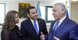 Dubes Guatemala bersama PM Israel (dok.middleeast.net) 