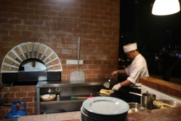 Chef Allium Hotel saat live cooking martabak telur. | Dokumentasi Pribadi