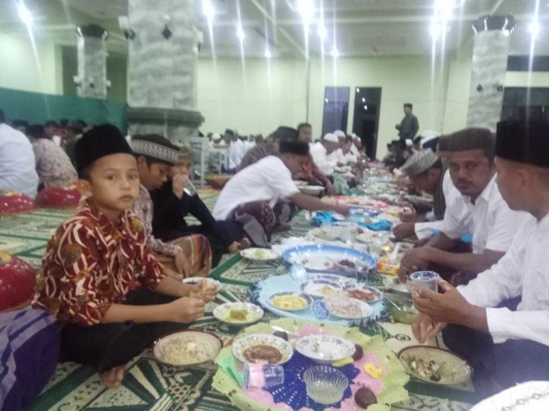 Beginilah makan bersama dalam adat Sepintu Sedulang di Bangka (foto Rustian)