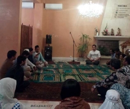 Kultum atau tausiyah menjelang acara buka bersama di KJRI Marseille disampaikan oleh seorang warga Indonesia dalam bahasa Indonesia. (foto: dokpri)