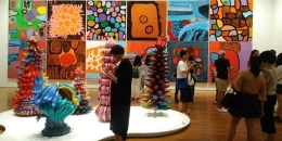 Pengunjung National Gallery Singapore menikmati salah satu sudut dalam pameran Yayoi Kusama: Life is the Heart of the Rainbow. || (KOMPAS.com/ESTU SURYOWATI)