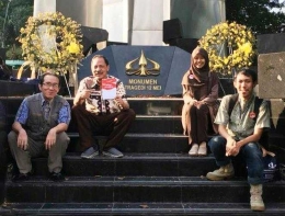 Empat anggota Kelompok Pemerhati Budaya dan Museum Indonesia (KPBMI) berfoto di monumen tragedi 12 Mei yang terletak di dalam kampus Universitas Trisakti. (Foto: koleksi pribadi)