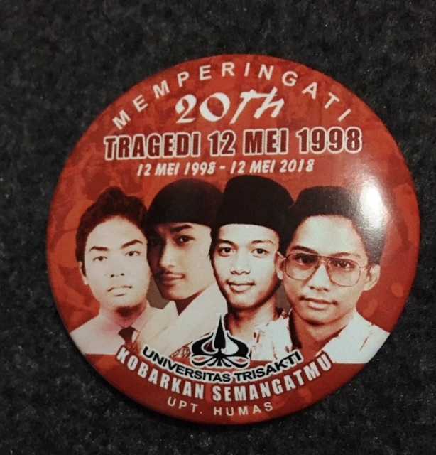 Pin peringatan 20 Tahun Tragedi 12 Mei 1998 bergambar wajah keempat mahasiswa Universitas Trisakti yang gugur. (Foto: koleksi pribadi)