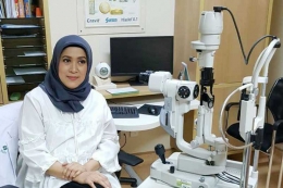 Dr Rita Polana Yasni SpM di ruang praktik dokternya. (Foto: Dokpri. Rita Polana Yasni)
