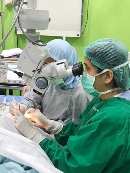 Dr Rita Polana Yasni SpM ketika sedang mengoperasi mata. (Foto: Dokpri. Rita Polana Yasni)