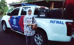 Mendapat pengawalan PATWAL Kepolisian ketika Baksos Operasi Katarak di Pulau Morotai. (Foto: Dokpri. Rita Polana Yasni)