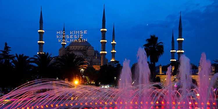 Ramadhan di Istanbul, Turki. Foto oleh Harold Litwiler | theistanbulinsider.com