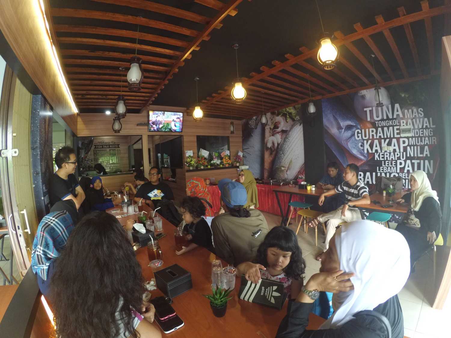 Selain berbagi kabar, saat berbuka puasa bersama juga bisa berbagi pengalaman hingga ilmu, terutama bila berbuka puasa bersama komunitas satu hobi. | Dokumentasi Pribadi