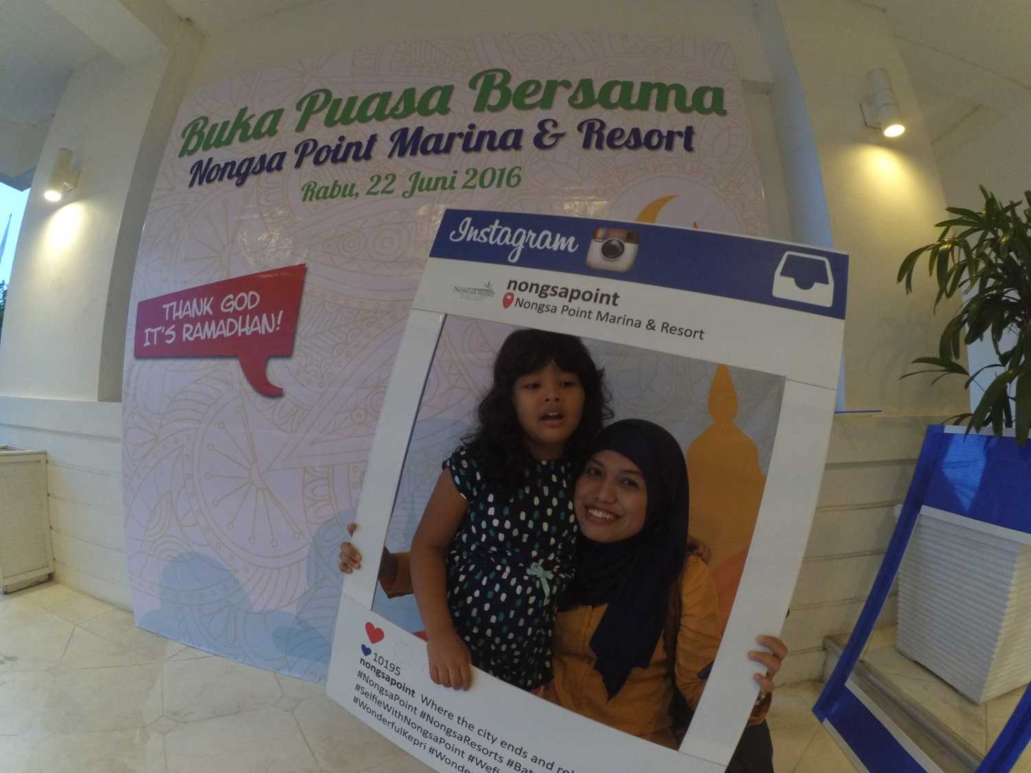 Salah satu keseruan berbuka puasa bersama di luar rumah adalah bisa berfoto narsis seperti ini. | Dokumentasi Pribadi