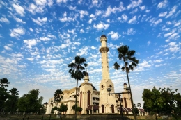 Masjid At Tin tampak luar (www.jakarta-tourism.go.id)