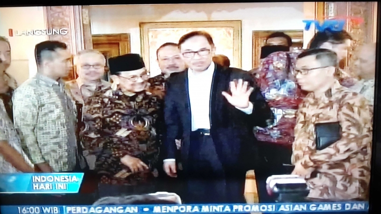 Anwar Ibrahim dan BJ Habibie setelah jumpa pers yang disiarkan TVRI (dok. pribadi)