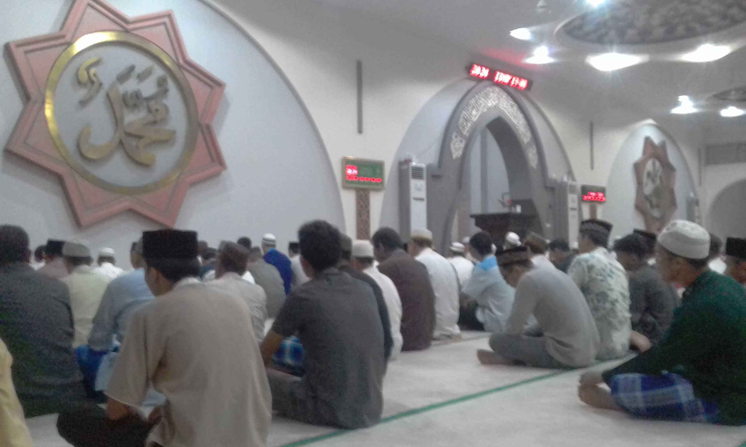 Suasana jemaah masjid Agung Sungailiat dimalam ke lima Tarawih Ramadhan 1439 H (foto Rustian)
