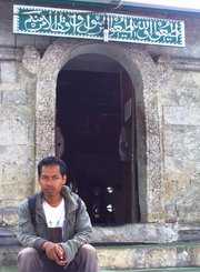 penulis duduk di pintu masuk mesjid yang kecil/dokumentasi pribadi