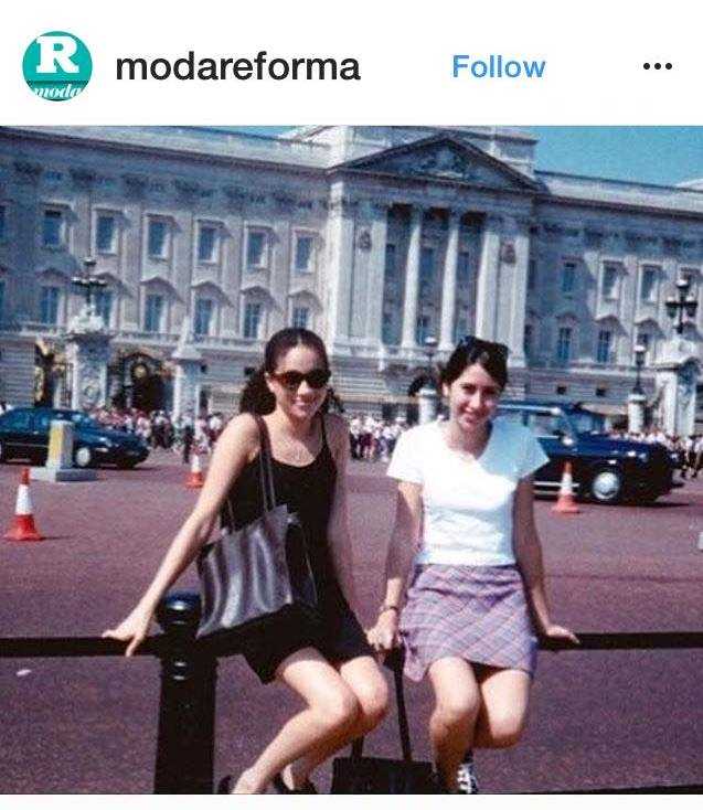 meghan 20 tahun yg lalu sbg turis foto bersama temannya di depan istana (ig modaeforma)