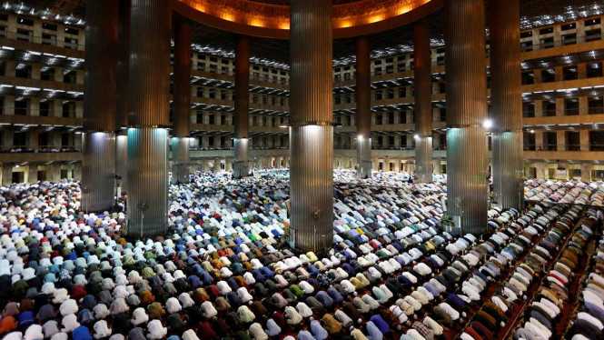Jmaaah bersalat di Masjid Istiqlal. Foto: Dok. Reuters