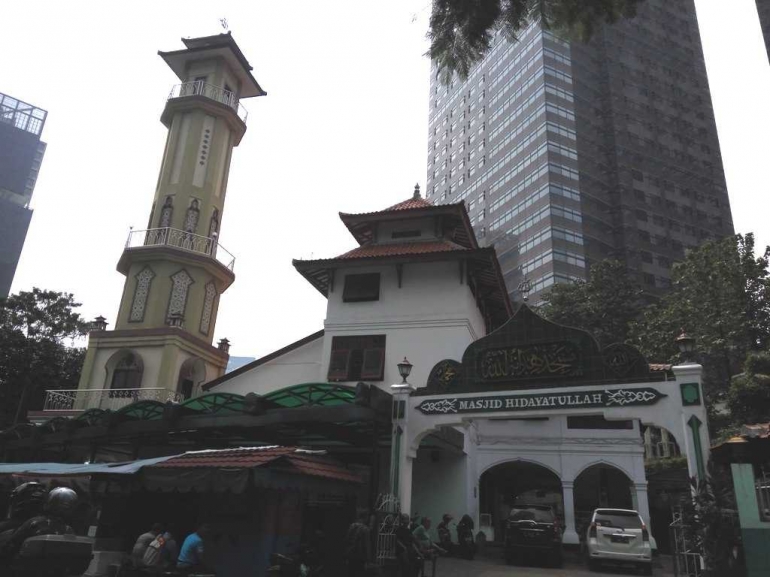 Masjid Hidayatullah, masjid tua yang memiliki perpaduan berbagai budaya yang terletak di antara gedung-gedung megah dan tinggi perkantoran Jakarta (dok.windhu)