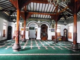 Masjid yang memiliki arsitektu r indah ini, memiliki mimbar dan jam tua di sisi kananya. Tiang-tiang masjid yang kokoh (dok.windhu)