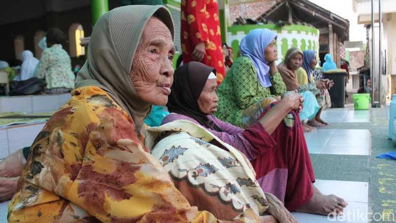 Para santri sepuh (Sumber Foto: detik.com