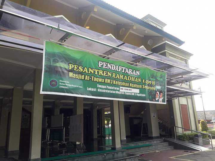 Pesantren kilat untuk anak-anak seusia Paud hingga SMP yang dikelola oleh Remaja Masjid. (Foto: dokpri).