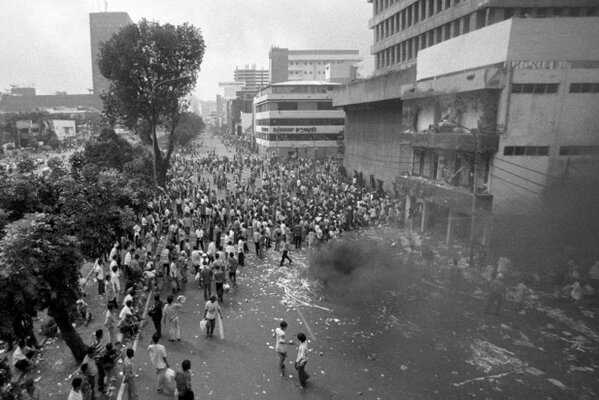 ilustrasi: Penjarahan di daerah Glodok, Mei 1998. (Foto: Arbain Rambey)