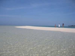 Pantai yang putih dan berpasir lembut di sebuah gosong di Derawan (dokpri)