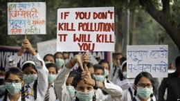 Ilustrasi: Para siswa mengacungkan poster-poster berisi slogan-slogan memprotes mengenai tingkat polusi di New Delhi, India, 15 November 2017 (Sumber: VOA Indonesia/AP).