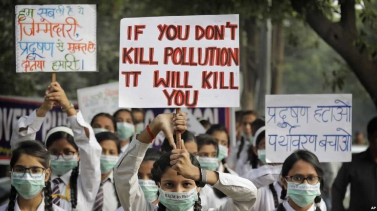 Ilustrasi: Para siswa mengacungkan poster-poster berisi slogan-slogan memprotes mengenai tingkat polusi di New Delhi, India, 15 November 2017 (Sumber: VOA Indonesia/AP).
