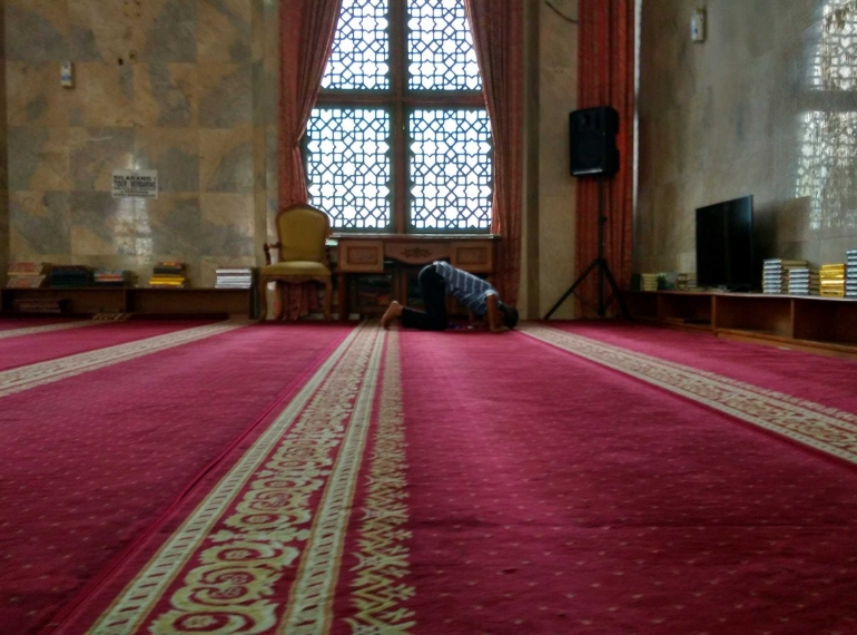 Dok. Pri | Menjalankan Sholat di Masjid